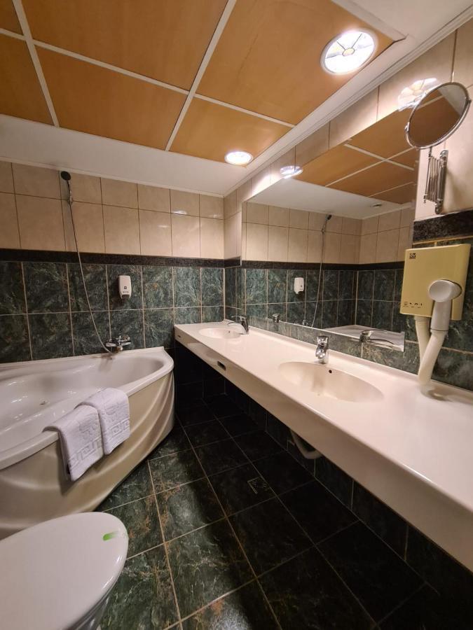 Hotel Mojo Бухарест Экстерьер фото